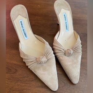 Manolo Blahnik Size 40 Heels Tan Suede Kitten Heel
